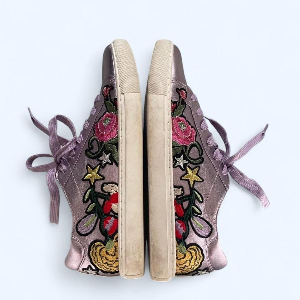 Lilac metallic leather sneakers with floral embroidery by Kenneth Cole